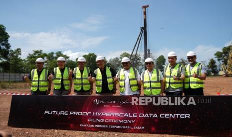 Seremoni Pemancangan Tiang (Piling), Pembangunan Data Center dengan Infrastruktur AI di Batam, Kamis (13/6/2024). 