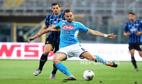 Pemain Napoli Fabian Ruiz (kanan) beraksi saat menghadapi Atalanta (ilustrasi).