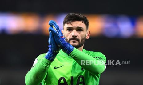  Penjaga gawang Tottenham Hugo Lloris.