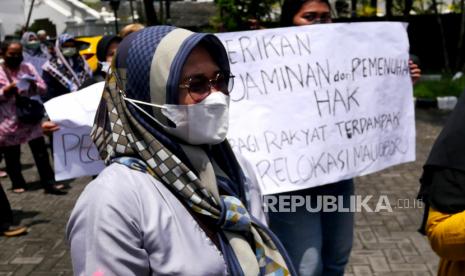 Pedagang kaki lima Malioboro membawa poster saat audensi dengan anggota DPRD Kota Yogyakarta di Gedung DPRD Kota Yogyakarta, Senin (17/1/2022). Pedagang kaki lima Malioboro mengadu ke DPRD Kota Yogyakarta terkait rencana relokasi PKL ke tempat baru yakni di bekas Bioskop Indra dan lahan eks Dinas Pariwisata Yogyakarta pada awal Februari 2022. Pedagang kaki lima meminta penundaan relokasi satu hingga tiga tahun mendatang.