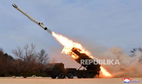  Sebuah foto yang dirilis oleh Kantor Berita Pusat Korea Utara (KCNA) resmi menunjukkan rudal jelajah diluncurkan selama latihan yang dilakukan di Jakdo-dong, Provinsi Hamgyong Selatan, Korea Utara, 22 Maret 2023 (diterbitkan 24 Maret 2023). 