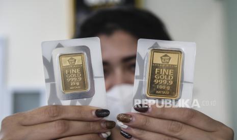 Pada Kamis (6/5) ini, harga emas Antam dijual di level Rp 926.000 per gram, naik Rp 4.000 dibanding perdagangan Rabu (5/5). 