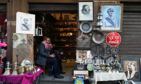 Warga Mesir menjual foto presiden dan raja di jalan bersejarah Elmoez Lideen Ella di Old Cairo, Mesir, 11 Januari 2023. Lembaga pemeringkat Moody's Investor Service memberikan proyeksi negatif untuk surat utang dari negara-negara Afrika Utara dan kawasan Syam. 