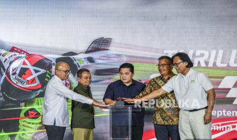 Menteri BUMN Erick Thohir (tengah).