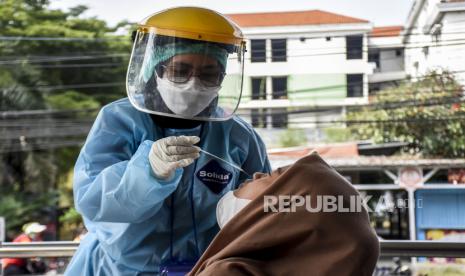 Warga menjalani tes usap antigen