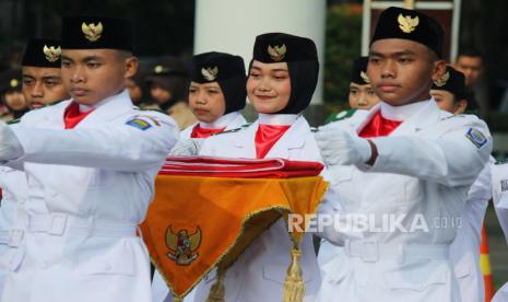 Pengibaran bendera merah putih oleh Paskibra saat upacara Peringatan Hari Pendidikan Nasional (Hardiknas) Tahun 2023 Tingkat Provinsi Jawa Barat, di Lapangan Gasibu, Jalan Diponegoro, Kota Bandung, Selasa (2/5/2023). Kementerian Pendidikan, Kebudayaan, Riset dan Teknologi mencanangkan Hardiknas Mei 2023 menjadi Bulan Merdeka Belajar, yang menekankan pembelajaran mendalam untuk mengembangkan karakter dan kompetensi.