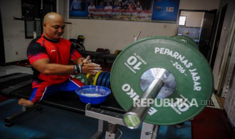 Atlet angkat berat disabilitas menjalani sesi latihan di GOR Padjajaran , Bandung, Jawa Barat, Rabu (1/7/2020). Atlet disabilitas dari National Paralimpic Committee Indonesia (NPCI) Jawa Barat menggelar latihan mandiri di era normal baru untuk persiapan menghadapi Pekan Paralimpik Nasional (Peparnas) XVI 2020 yang akan digelar di Papua pada Oktober 2021. 