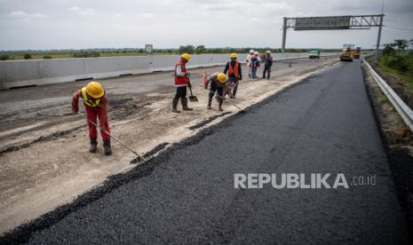 Pekerja menyelesaikan pengaspalan Jalan Tol Trans Sumatera ruas Kayu Agung-Palembang (Kapal) di Jejawi, Ogan Komering Ilir (OKI), Sumatera Selatan, Senin (3/4/2023). PT Waskita Sriwijaya Tol menargetkan perbaikan di Jalan Tol Trans Sumatera ruas Kayu Agung-Palembang (Kapal) tersebut selesai pada H-10 sebelum Lebaran. 