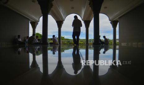 Pengunjung di Masjid Raya Sumatra Barat di Padang (ilustrasi). Pemerintah Provinsi Sumatra Barat (Sumbar) melibatkan 5.000 masjid untuk program Pesantren Ramadhan.