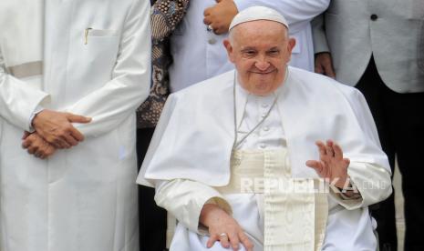 Pemimpin Gereja Katolik Dunia Paus Fransiskus saat menghadiri acara dialog lintas agama di Masjid Istiqlal, Jakarta, Kamis (5/9/2024). Dalam lawatannya ke Indonesia, Paus Fransiskus menghadiri kegiatan dialog bersama pemuka lintas agama di Masjid Istiqlal serta menandatangani prasasti sekaligus meninjau terowongan silaturahmi yang menghubungkan Masjid Istiqlal dengan Gereja Katedral.