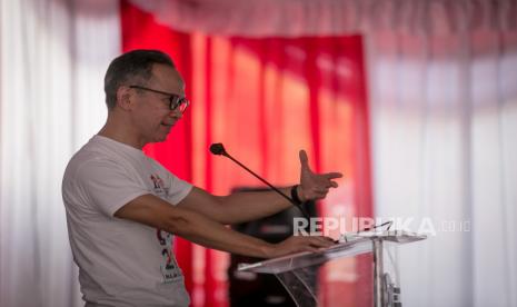 Ketua Dewan Komisioner OJK Mahendra Siregar memberikan sambutan pada acara Edukasi Keuangan Bagi Masyakarat dan Peluncuran Mobil Simolek Edutainment Otoritas Jasa Keuangan (OJK) di Karanganyar, Jawa Tengah, Ahad (23/10/2022). OJK meluncurkan Sistem Informasi Mobil Literasi dan Edukasi Keuangan (SiMolek) berkonsep edutainment sebagai sarana sosialisasi untuk meningkatkan edukasi dan literasi keuangan masyarakat. 