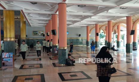 Suasana Masjid Kampus UGM yang berlokasi di lingkungan UGM, Cangkringan, Depok, Kabupaten Sleman, DIY, Kamis (16/3). 