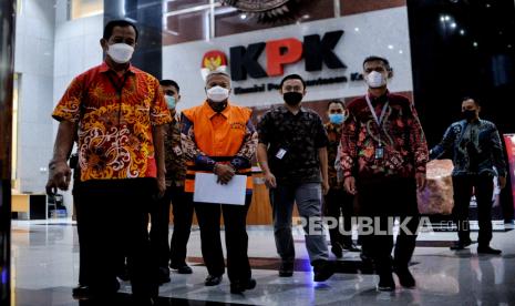 Tersangka Hakim Agung Sudrajad Dimyati (kedua kiri) mengenakan rompi tahanan saat berjalan menuju mobil tahanan usai dihadirkan dalam konferensi pers penahanan tersangka di Gedung Merah Putih KPK, Jakarta, Sabtu (24/9/2022). Hakim Agung Sudrajad Dimyati sempat menemui Ketua MA sebelum menyerahkan diri ke KPK.