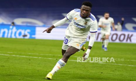 Vinicius Junior dari Real Madrid merayakan setelah mencetak gol kedua timnya selama pertandingan sepak bola La Liga Spanyol antara Real Madrid dan Sevilla di stadion Bernabeu di Madrid, Spanyol, 28 November 2021.