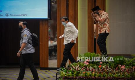 Menteri Agraria dan Tata Ruang atau Kepala Badan Pertahanan Nasional (ATR/BPN) Sofyan Djalil (kiri) bersama Gubernur Jawa Barat RIdwan Kamil (kanan) saat memimpin rapat kordinasi Jabodetabek Punjur, di Bogor, Jawa Barat, Senin (27/7). Rapat tersebut membahas tentang Perpres 60 tahun 2020 tentang rencana Tata Ruang Kawasan Perkotaan Jabodetabek dan Puncak dan Cianjur.