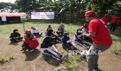 Tim Siaga Bencana Berbasis Masyarakat (SIBAT) PMI mengarahkan warga ke titik kumpul pada simulasi evakuasi mandiri bencana gempa bumi (ilustrasi)