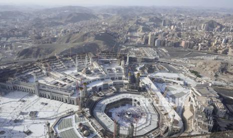 Pemandangan Kabah di Masjidil Haram terlihat selama ibadah haji di kota suci umat Islam Makkah, Arab Saudi, Rabu, 6 Juli 2022. Arab Saudi Diprediksi Batasi Jamaah Umroh karena Situasi Covid-19 China