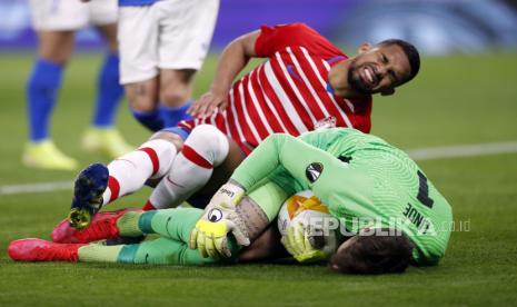 Yangel Herrera dari Granada bertabrakan dengan penjaga gawang Molde Andreas Linde selama pertandingan Liga Europa, babak 16 besar, pertandingan sepak bola leg kedua, antara Granada dan Molde FK di stadion Puskas Arena di Budapest, Hongaria, Kamis, 18 Maret 2021. 