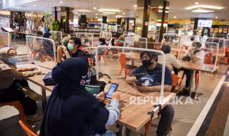 Pengunjung menunggu pesanan makanan di pusat jajanan serba ada (Food Court) di Bandung Electronic Center (BEC), Bandung, Jawa Barat, Kamis (9/7/2020). Sejumlah pengelola restoran dan pusat jajanan menerapkan protokol kesehatan ketat seperti pembatas di meja makan dan pengaturan jarak meja guna mencegah penyebaran COVID-19 di era tatanan normal baru. ANTARA FOTO/M Agung Rajasa/aww.