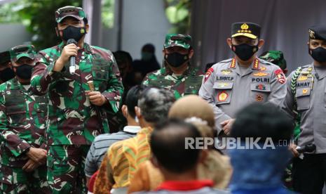 Panglima TNI Marsekal TNI Hadi Tjahjanto (kedua kiri) didampingi Kapolri Jenderal Pol Listyo Sigit Prabowo (kedua kanan) menyampaikan sambutan kepada peserta vaksinasi COVID-19 di Puskesmas Gayungan, Surabaya, Jawa Timur, Kamis (18/3/2021). Kunjungan Panglima TNI dan Kapolri di Surabaya tersebut untuk melihat secara langsung pelaksanaan vaksinasi COVID-19 di Puskesmas Gayungan dan Polda Jawa Timur. 