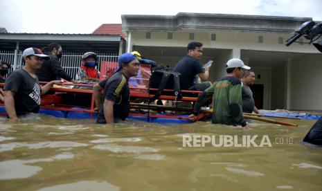 Warga dievakuasi dari lokasi banjir menggunakan perahu rakitan di Perumahan Antang, Makassar, Sulawesi Selatan, Kamis (11/3/2021). Ratusan warga terdampak banjir di Makassar mengungsi ke tempat aman karena rumah mereka terendam banjir dengan ketinggian mencapai satu hingga dua meter. 