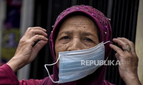 Warga mengenakan masker.  Virus corona sanggup bertengger tujuh hari di bagian dalam masker bedah dan lebih dari tujuh hari di bagian luar masker bedah.