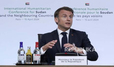 Presiden Prancis Emmanuel Macron di Paris, Prancis, 15 April 2024.