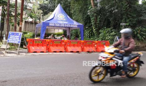 Petugas dari Gugus Tugas Covid-19 Kota Bandung, berjaga-jaga di Check Point Pembatasan Sosial Berskala Makro (PSBM) di Jalan masuk Cisatu dari arah Ciumbuleuit, Rabu (15/7). Dalam penerapan PSBM, Jalan Cisatu termasuk jalan yang ditutup karena mempunyai akses langsung ke Jalan Hegarmanah dan Secapa AD sebagi klaster baru Covid-19. PSBM rencananya berlaku selama 14 hari dari tanggal 14 kemarin.