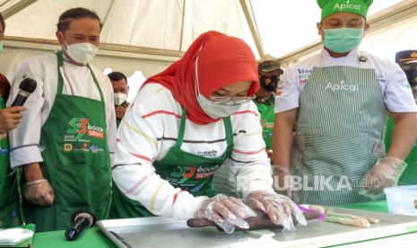 Bupati Bogor Ade Yasin (tengah) membuat makanan tradisional saat acara Gerakan Cinta Makanan Tradisional bahan pangan lokal di Ecopark Lipi, Cibinong, Kabupaten Bogor, Jawa Barat (ilustrasi)