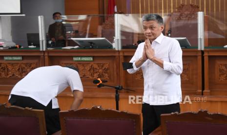 Terdakwa kasus dugaan perintangan penyidikan pembunuhan Brigadir Yosua Hendra Kurniawan (kanan) dan Agus Nurpatria (kiri) bersiap menjalani sidang lanjutan di PN Jakarta Selatan, Jakarta, Kamis (22/12/2022). Sidang itu beragenda mendengarkan keterangan saksi yang dihadirkan jaksa penuntut umum. 