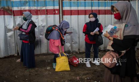 Sejumlah penumpang bersiap menaiki kapal penyeberangan di Pelabuhan Kali Adem, Jakarta Utara, Sabtu (20/6). Penyeberangan menuju Kepulauan Seribu yang sebelumnya diprioritaskan untuk petugas kesehatan, anggota TNI/Polri, aparatur sipil negara, dan warga Kepulauan Seribu kini mulai dibuka kembali untuk akses wisatawan dengan tetap menerapkan protokol kesehatan