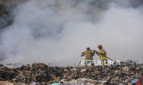 Petugas Damkar memadamkan sumber titik kebakaran sampah di TPSA Bagendung, Kota Cilegon, Banten, Selasa (17/9/2024). Kebakaran sampah yang terjadi Senin (16/9/2024) malam tersebut hingga saat ini masih belum bisa dipadamkan karena angin kencang dan sumber api yang berasal dari bawah tumpukan sampah. 