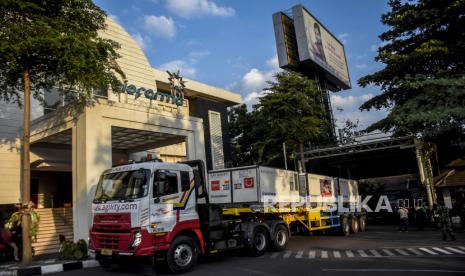 Iring-iringan kendaraan yang membawa bahan baku vaksin Covid-19 Sinovac tiba di PT Bio Farma (Persero), Jalan Pasteur, Kota Bandung, Selasa (27/7). Sebanyak 21,2 juta dosis bulk (bahan baku) vaksin Covid-19 dari Sinovac, China, tiba di PT Bio Farma (Persero) untuk selanjutnya diproses. Hingga saat ini, jumlah total bahan baku vaksin Sinovac yang telah diterima Indonesia menjadi 144,7 juta dan setelah diolah PT Bio Farma diperkirakan menjadi sekitar 117,3 juta dosis vaksin Sinovac bentuk jadi,