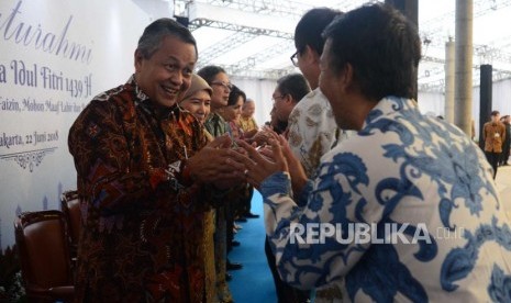 Gubernur BI, Perry Warjiyo bersalaman bersama  tamu undangan  acara halal bihalal Bank Indonesia ,  di komplek gedung BI Jakarta, Jumat (22/6).