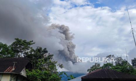 Gunung Marapi menyemburkan material vulkanik saat erupsi di Nagari Sungai Pua, Agam, Sumatera Barat, Ahad (3/12/2023). Gunung Marapi erupsi dengan tinggi kolom 3.000 meter di atas puncaknya. 