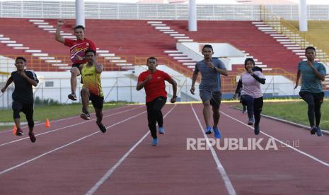 Atlet cabang olahraga atletik mengikuti latihan rutin untuk persiapan Pekan Olahraga Nasional (PON),  di stadion Harapan Bangsa, Banda Aceh, Aceh, Selasa (20/10/2020). Komite Olahraga Nasional Indonesia (KONI) Aceh mengandalkan cabor atletik sebagai peraih medali emas pada PON Papua mendatang. 