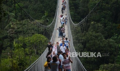 Wisatawan  berswafoto  di  Situ Gunung Suspension Bridge di Taman Nasional Gunung Gede Pangrango, Kadudampit, Sukabumi, Selasa (19/6). Pendakian ke Gunung Gede Pangrango belum dipastikan kapan akan dibuka.