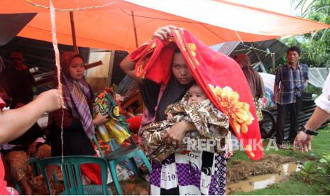 Warga mengungsi ke tempat yang lebih aman pascagempa di Nagari Pinagar, Kecamatan Pasaman, Kabupaten Pasaman Barat, Sumatra Barat, Jumat (25/2/2022). Ribuan warga Kabupaten Pasaman Barat, Sumatera Barat (Sumbar), diungsikan dan bermalam di tenda darurat yang didirikan di halaman kantor bupati di Simpang Empat sejak Jumat (25/2/2022).