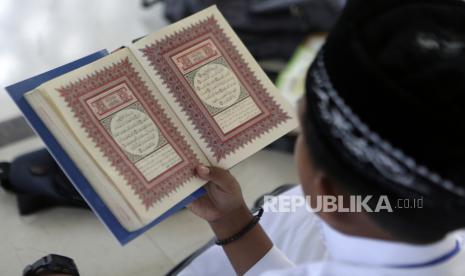 Seorang anak membaca Alquran. Ilustrasi Muslim.