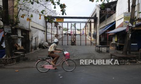 Warga melintas di depan Pasar Sunggingan yang ditutup sementara di Boyolali, Jawa Tengah, Selasa (4/8/2020). Pasar tersebut ditutup sementara pada 4 - 6 Agustus 2020 setelah ditemukannya pedagang yang terkonfirmasi positif Covid-19.  Pasar menjadi salah satu klaster dengan risiko penularan tinggi. (ilustrasi)