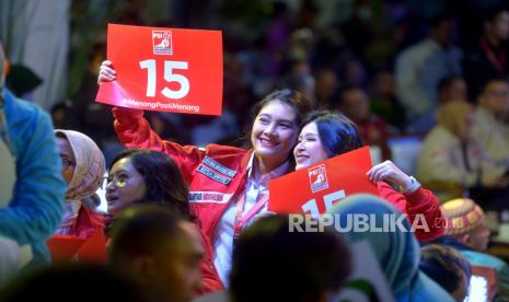 Pendukung PSI saat hadir dalam acara Pengundian dan Penetapan Nomor Urut Partai Politik Peserta Pemilihan uUmum tTahun 2024 di Kantor KPU, Jakarta, Rabu (14/12/2022).  KPU resmi mengumumkan dan menetapkan nomor urut untuk 17 partai politik Nasional dan 6 Partai lokal aceh. Republika/Prayogi