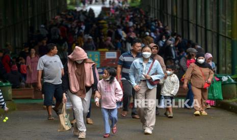 Sejumlah pengunjung memadati kawasan wisata Taman Margasatwa Ragunan. Dokter memberikan tips tetap aman berlibur di tengah Covid-19.