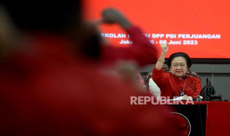 Ketua Umum PDIP Megawati Soekarnoputri menyampaikan pidato saat penutupan Rakernas III PDI Perjuangan di Sekolah Partai DPP PDIP, Jakarta, Kamis (8/6/2023). Rakernas III PDI Perjuangan menghasilkan 17 rekomendasi eksternal diantaranya mendukung pemerintahan Presiden Joko Widodo dalam memberantas kemiskinan ekstrim dan stunting, mewujudkan kedaulatan pangan dan energi, menginstruksikan kader untuk memenangkan Ganjar Pranowo dalam Pilpres 2024 serta mendorong Pemilu dan Pilpres berjalan jujur dan adil.