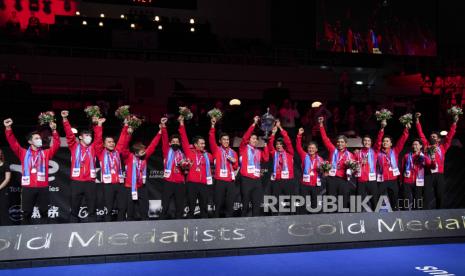 Tim Indonesia mengangkat piala seusai berhasil menjadi juara Thomas Cup setelah mengalahkan China di babak final yang diselenggarakan di Ceres Arena, Denmark, Ahad (17/10).