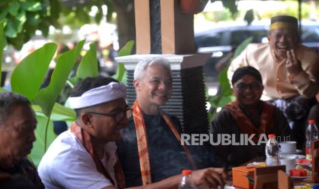 Calon Presiden Nomer Urut 3, Ganjar Pranowo (tengah) saat menghadiri Kagama Ngobrol Santai di Cafe Resto UC, Yogyakarta, Ahad (17/12/2023). Di sini Ganjar Pranowo yang juga menjadi Ketua Umum Keluarga Alumni Universitas Gajah Mada (Kagama) berbincang ringan dengan sejumlah anggota Kagama. Selain itu, Ganjar melanjutkan melihat Pasar Kangen yang berada di lapangan Grha Sabha Pramana sebelum melanjutkan ke Magelang.