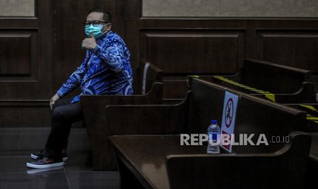 Terdakwa kasus dugaan suap penghapusan red notice Djoko Tjandra, Brigjen Pol Prasetijo Utomo bersiap menjalani sidang tuntutan di Pengadilan Tipikor, Jakarta, Senin (8/2). Prasetijo Utomo dituntut 2,5 tahun penjara ditambah denda Rp 100 juta dan subsider enam bulan kurungan karena dinilai terbukti menerima suap 100 ribu dolar AS dari Djoko Tjandra.