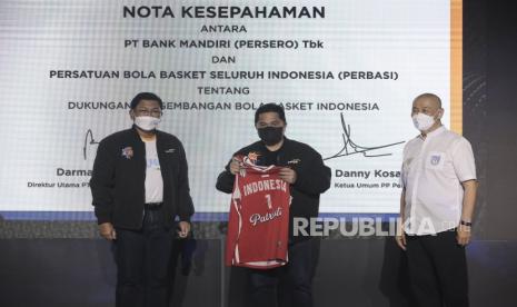 Menteri BUMN Erick Thohir (tengah), Direktur Utama Bank Mandiri Darmawan Junaidi (kiri) dan Ketua Umum PP Perbasi Danny Kosasih (kanan) berfoto bersama usai peluncuran kartu Mandiri e-money edisi IBL dan Timnas Basket serta penandatangan MoU dukungan Bank Mandiri untuk Basket Indonesia di Jakarta, Rabu (5/5/2021). 