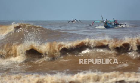 Perahu nelayan pulang dari melaut di pantai Puger, Jember, Jawa Timur, Senin (1/2).  Ditjen Perhubungan Laut Kementerian Perhubungan (Kemenhub) hari ini, Jumat (19/2), menerbitkan maklumat pelayaran kepada seluruh Kepala Kantor Unit Pelaksana Teknis (UPT) Direktorat Jenderal Perhubungan Laut di Indonesia.