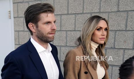  Eric Trump, kiri, putra Presiden Donald Trump dan istri Lara Trump berangkat setelah konferensi pers tentang tantangan hukum untuk penghitungan suara di Pennsylvania, Rabu, 4 November 2020, di Philadelphia.