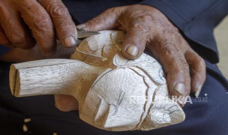 Perajin menyelesaikan pembuatan wayang golek purwa di Saung Abah Ana, Desa Duren, Klari, Karawang, Jawa Barat, Senin (29/6/2020). Pemerintah melalui Kementerian Komunikasi dan Informatika serta berkolaborasi dengan kementerian, lembaga dan ekosistem digital terus berupaya membantu pelaku usaha mikro, kecil, dan menengah (UMKM) agar bisa berjualan di platform digital dan terlibat aktif dalam pembangunan ekonomi digital Indonesia. ANTARA FOTO/M Ibnu Chazar/pras.